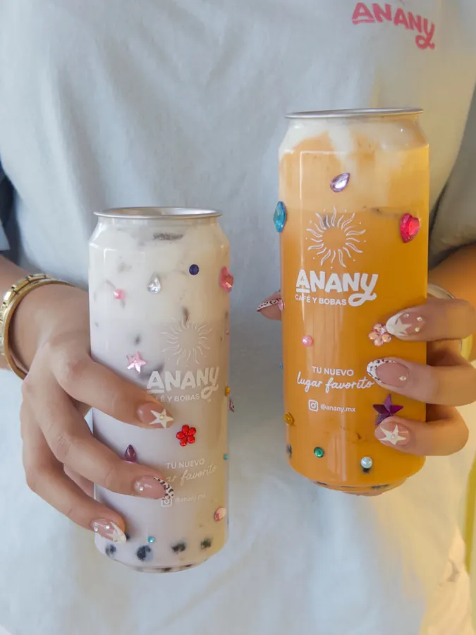 Latita de taro y latita de thai tea decoradas con gemas